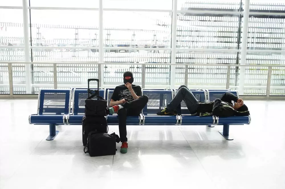 Descansar em um aeroporto nem sempre é fácil