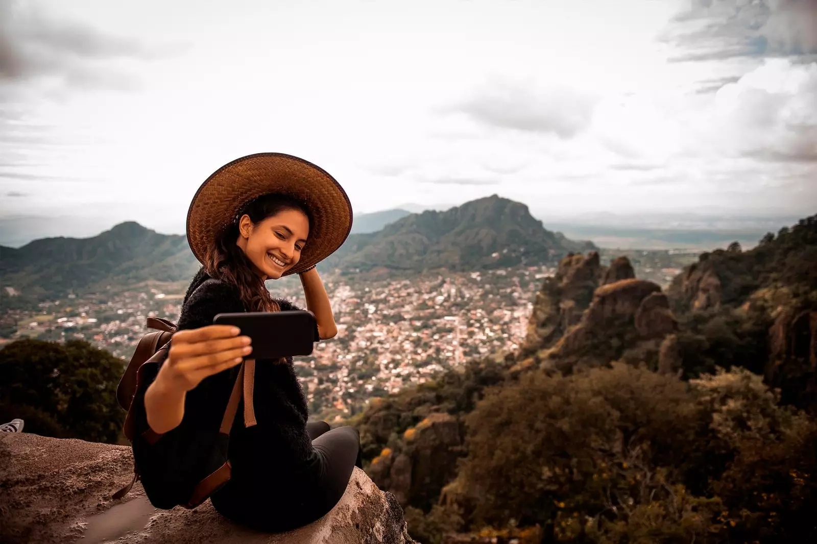 fille prenant une photo avec le mobile