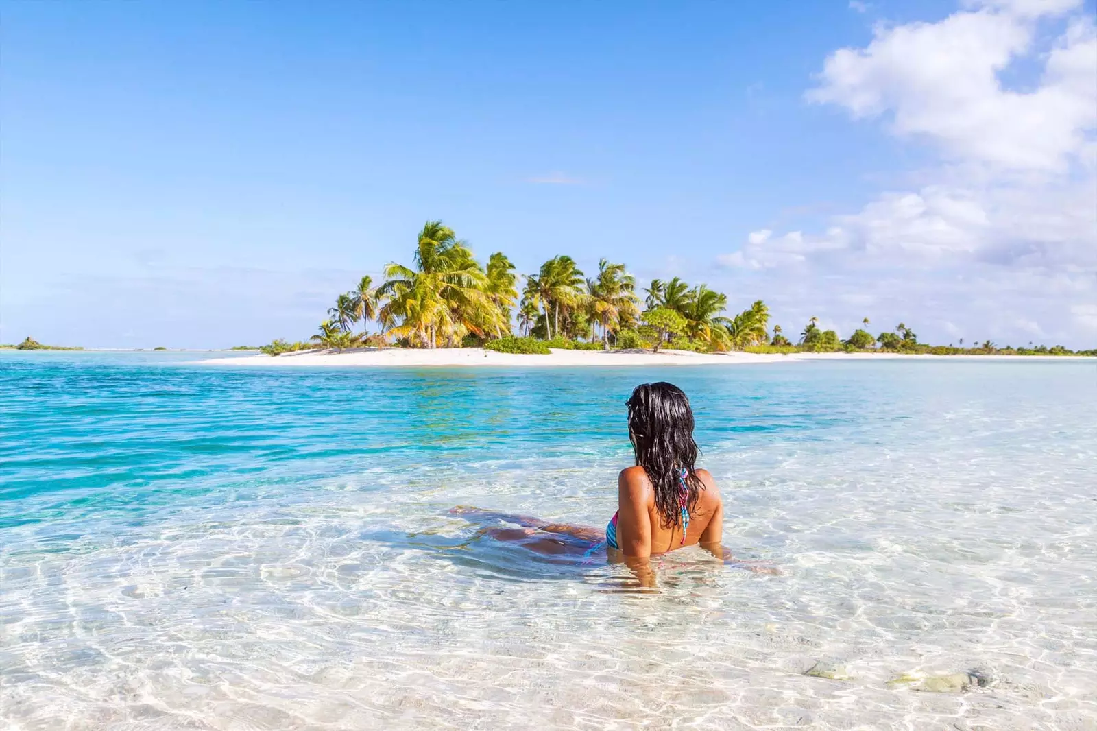 Mädchen, das sich am Strand ausruht