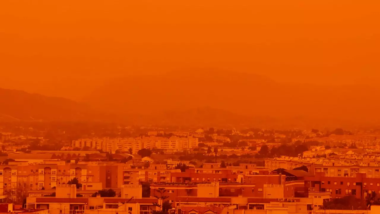 Ce n'est pas l'Apocalypse, c'est Célia : l'orage teint le ciel en orange et apporte des pluies de boue