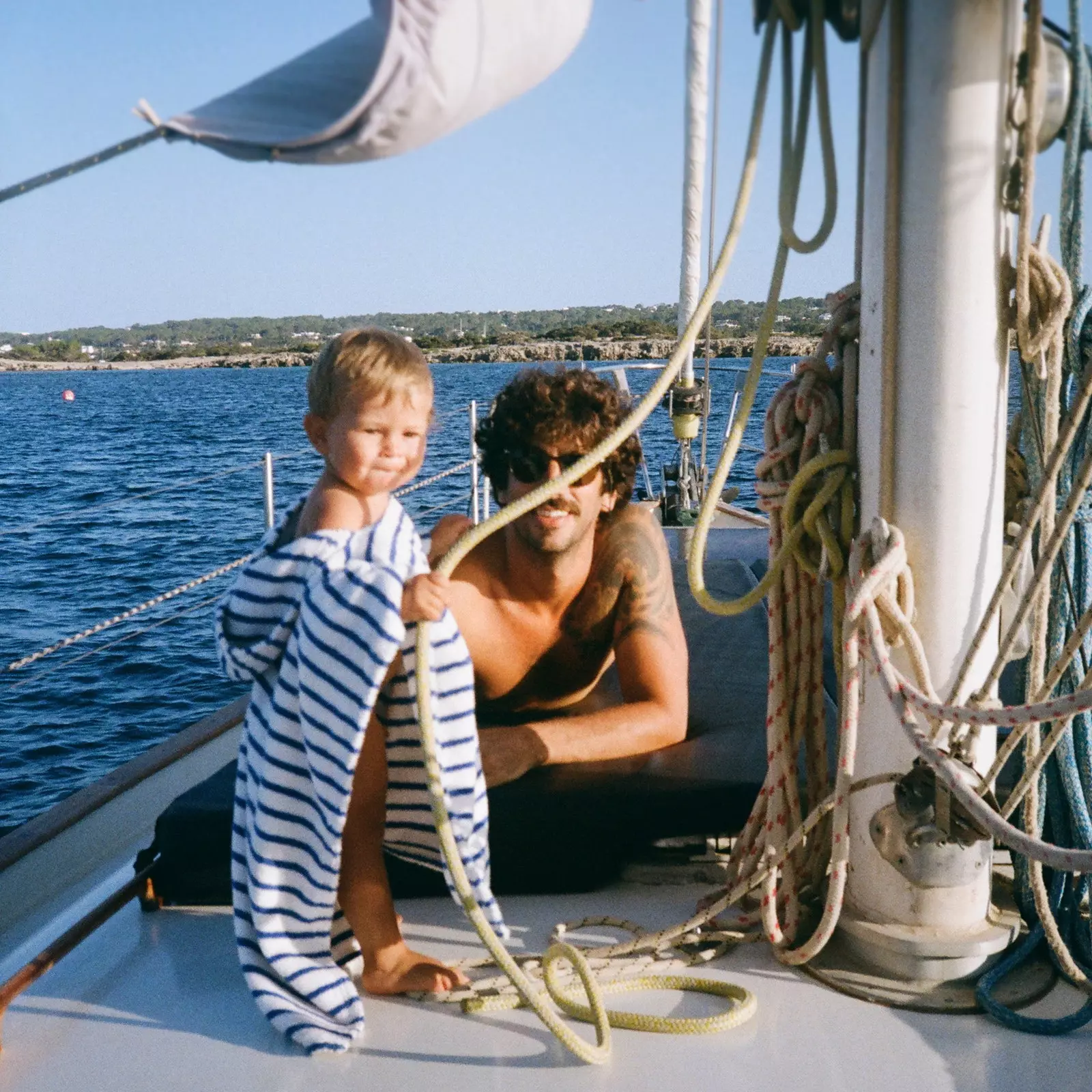 Masmar Sailing a sailboat and a family aboard the Calma