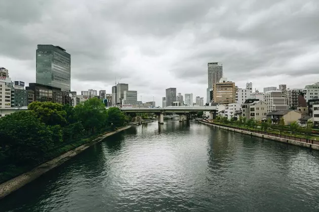 Panorama av Osaka, den japanske Blade Runner