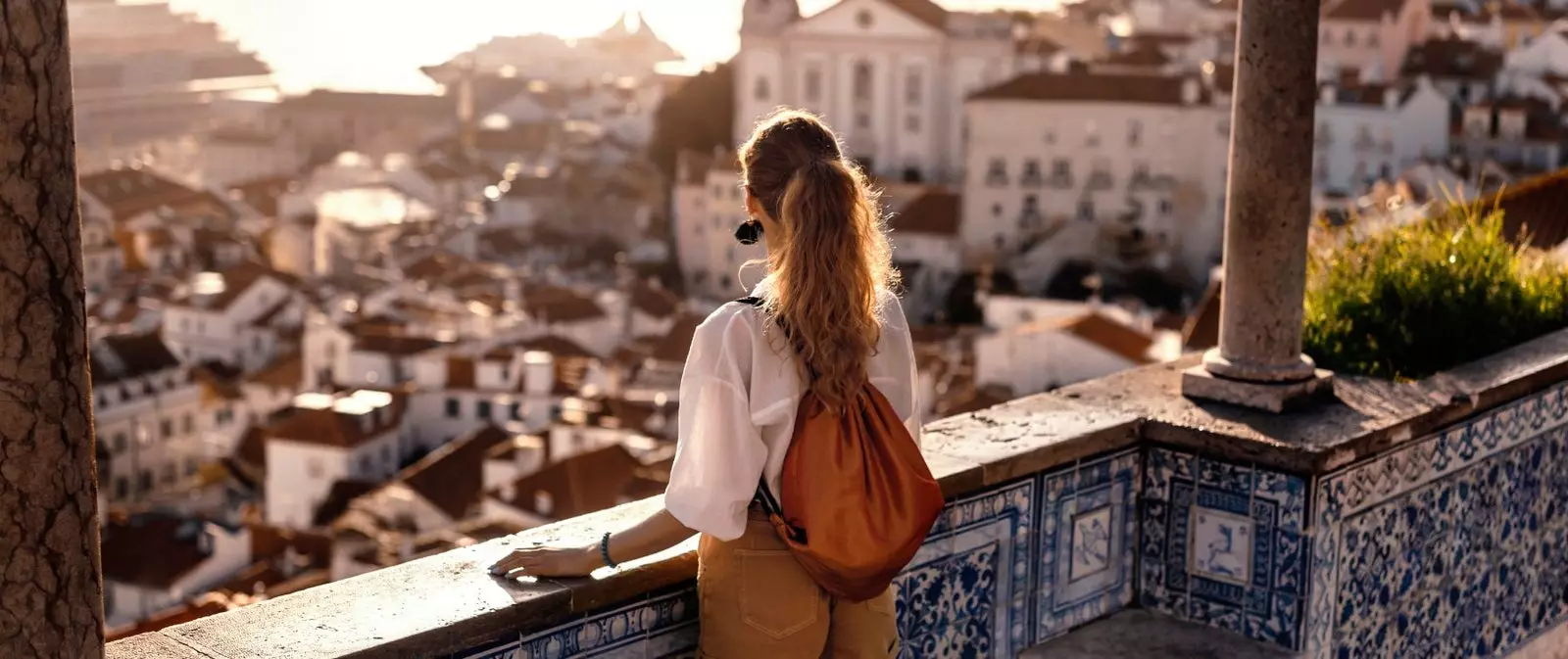 ragazza che guarda l'orizzonte