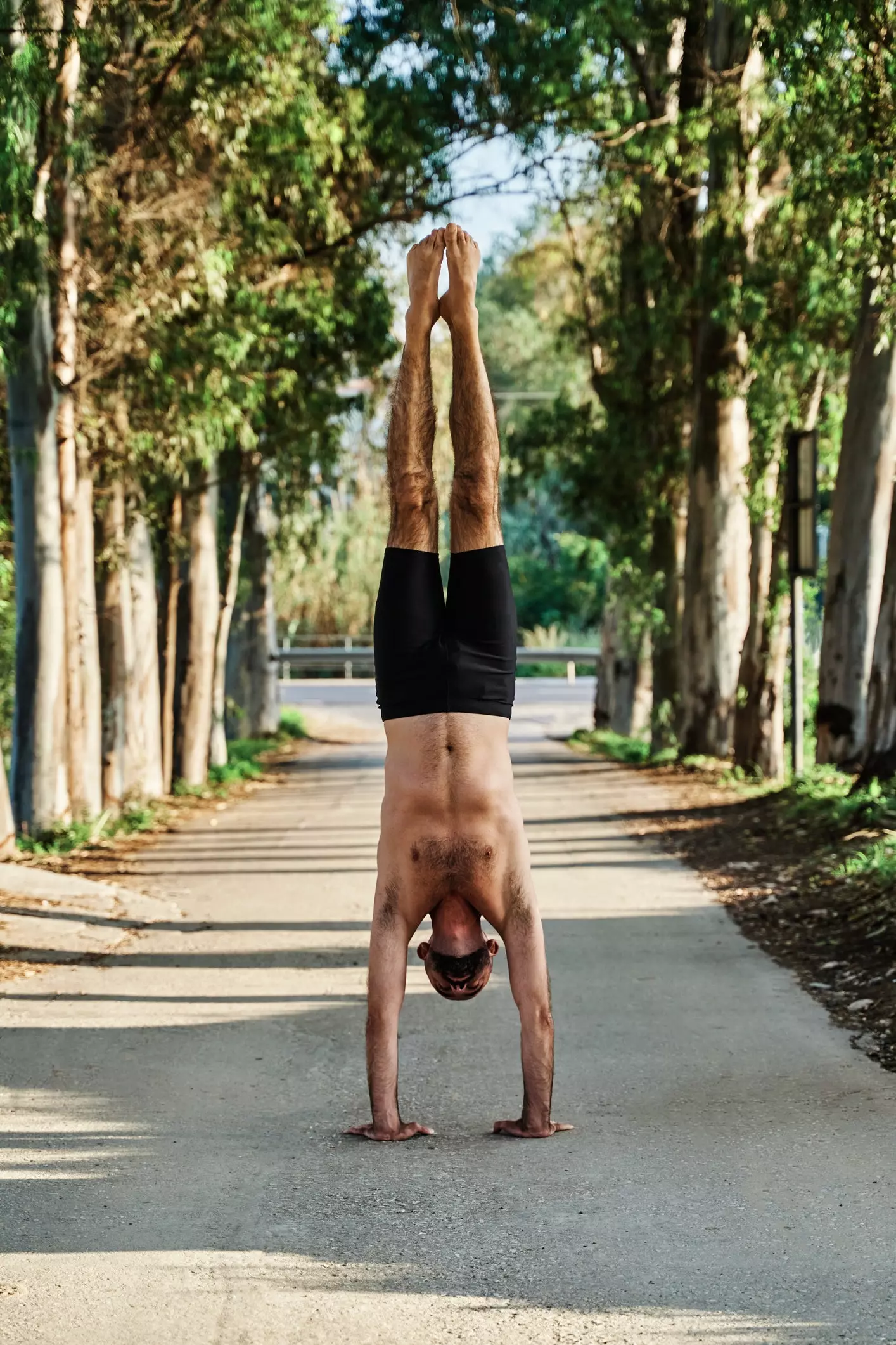 Ada 'guru handbalancing' yang mengajari Anda teknik ini.