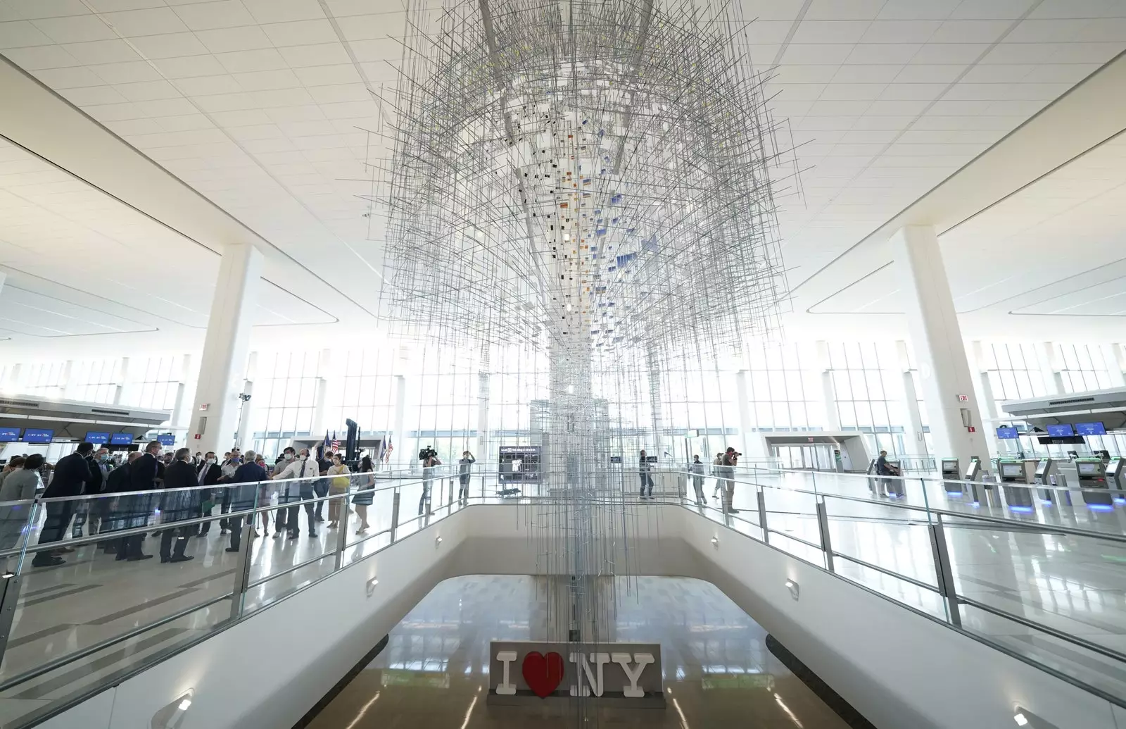 Lampu besar dengan dekorasi transparan di dalam bandara LaGuardia New York