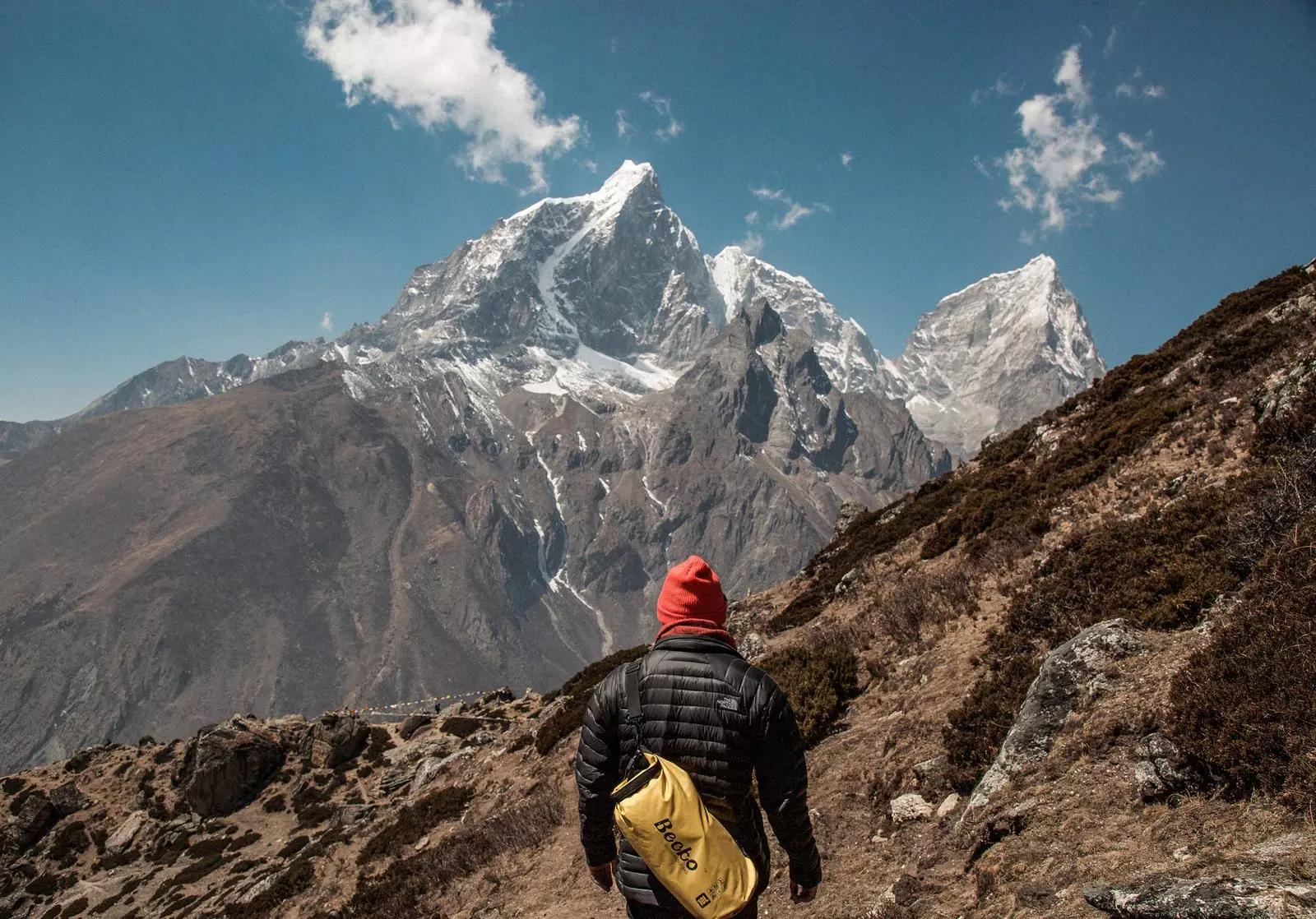 Un grup de oameni de știință și exploratori a găsit microplastice pe Everest