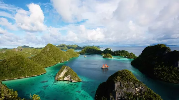 Ultramarīna zils: Raja Ampat arhipelāgs Indonēzijā