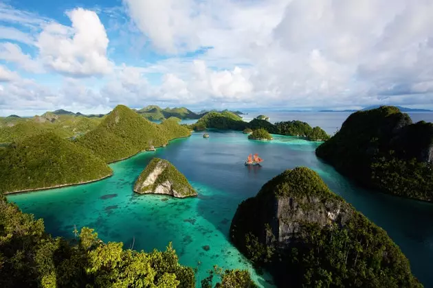 Blau d'ultramar l'arxipal de Raja Ampat a Indonèsia