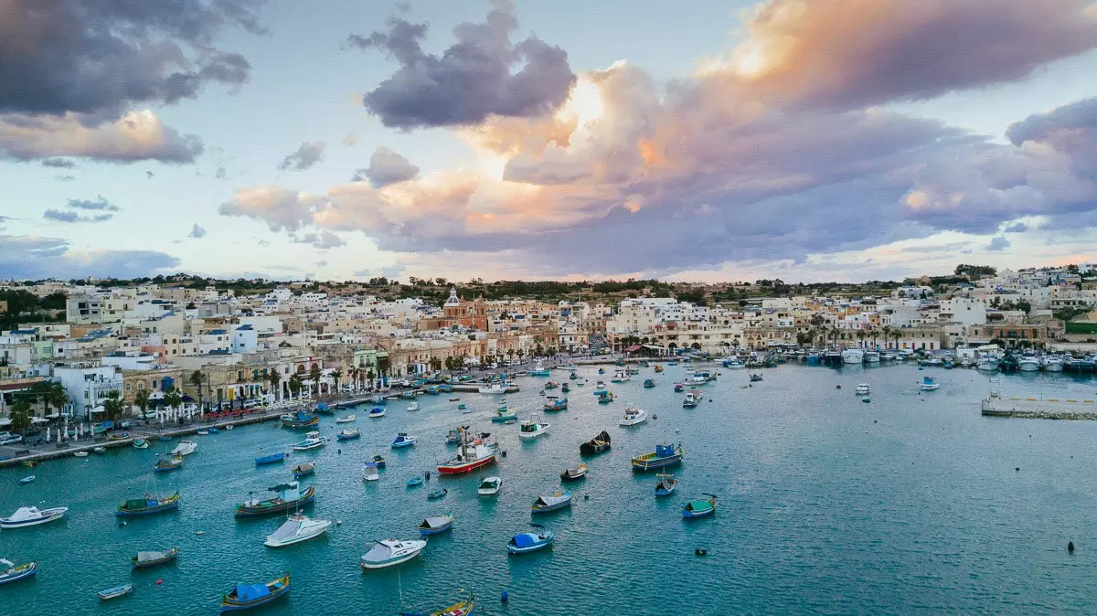 Autntica lluminosa i des de l'aire Malta condensada en un vídeo de dos minuts