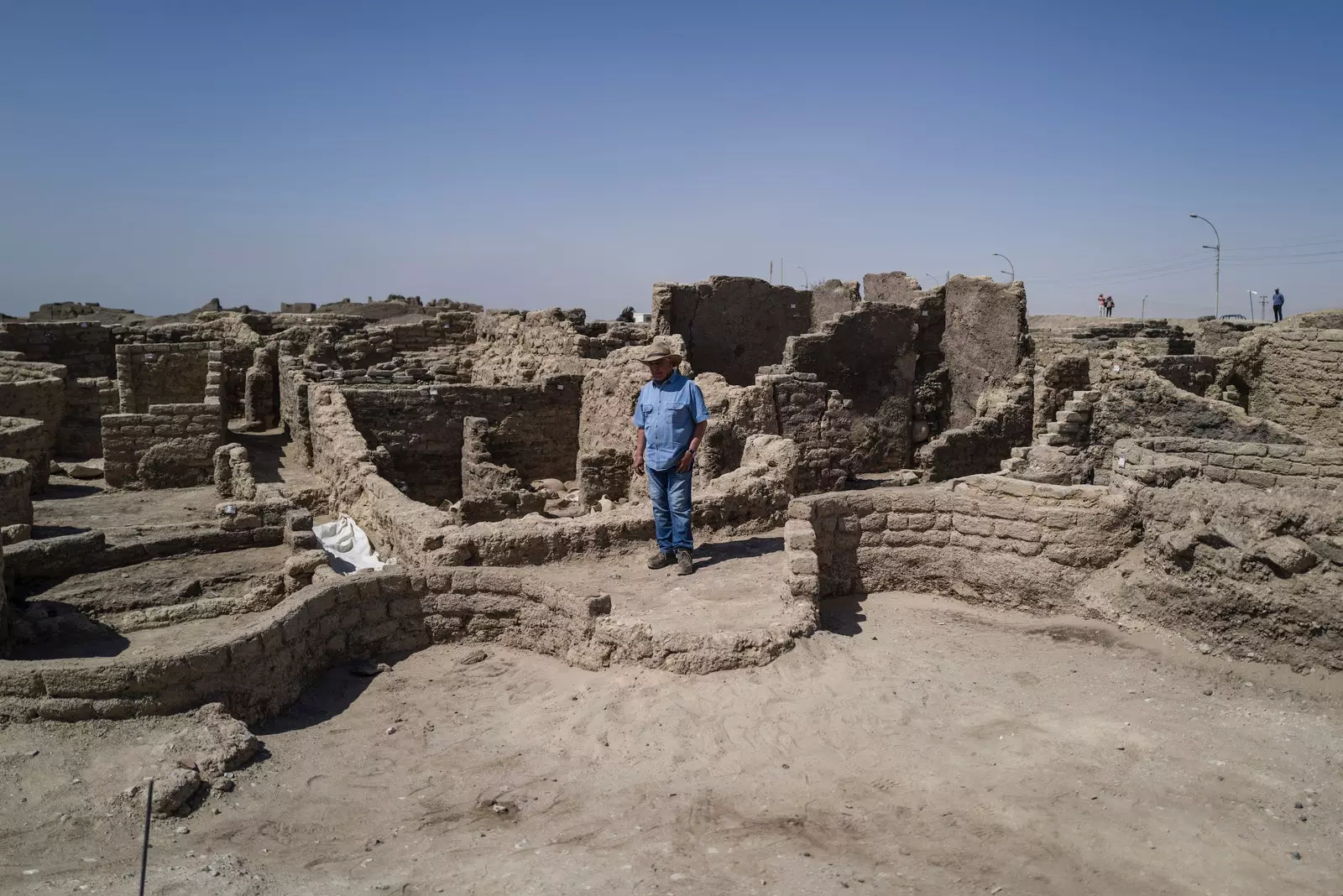 Zahi Hawass framför den förlorade staden Luxor