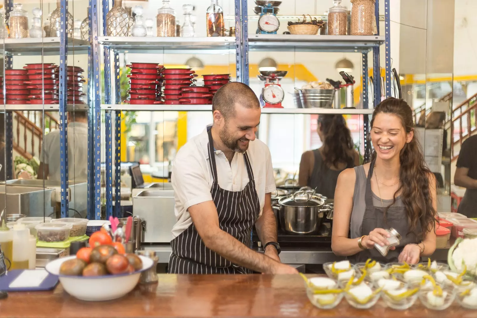 Shai Kirchheimer i Lotem Gaziel després de la barra de la Hummuseria el seu local d'humus a Chueca.