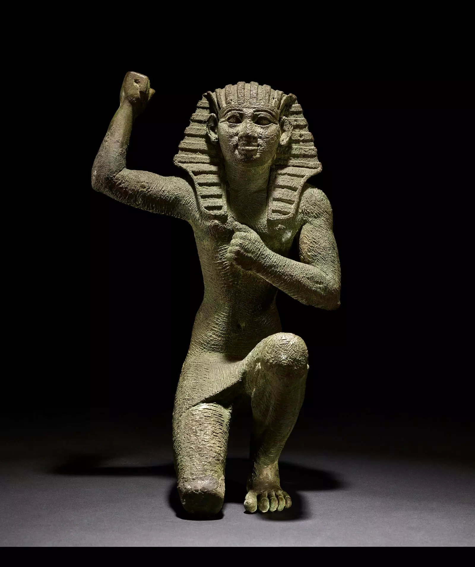 Statuette in Jubelhaltung Broncec. 664332 ein. C. Ägypten