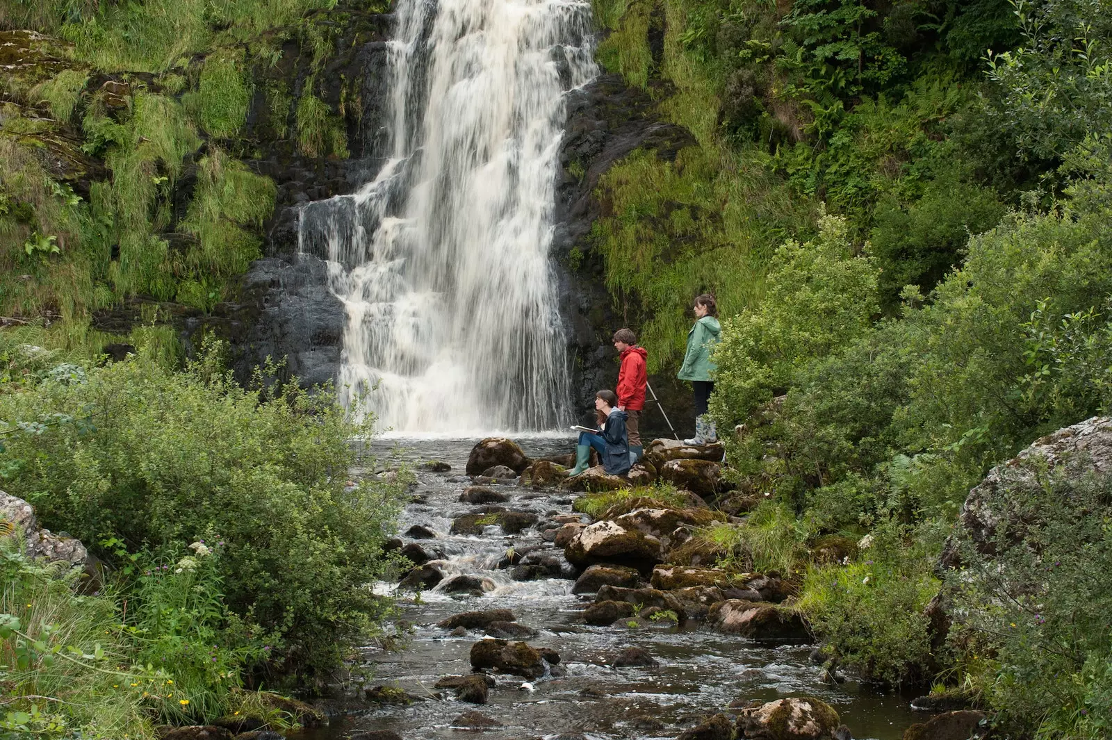 Os três amigos na cascata de Assaranca Ardara