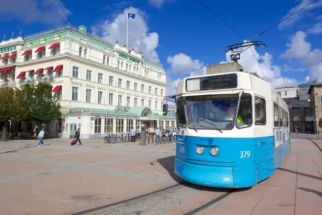 Opera oldidagi Göteborgdagi tramvay