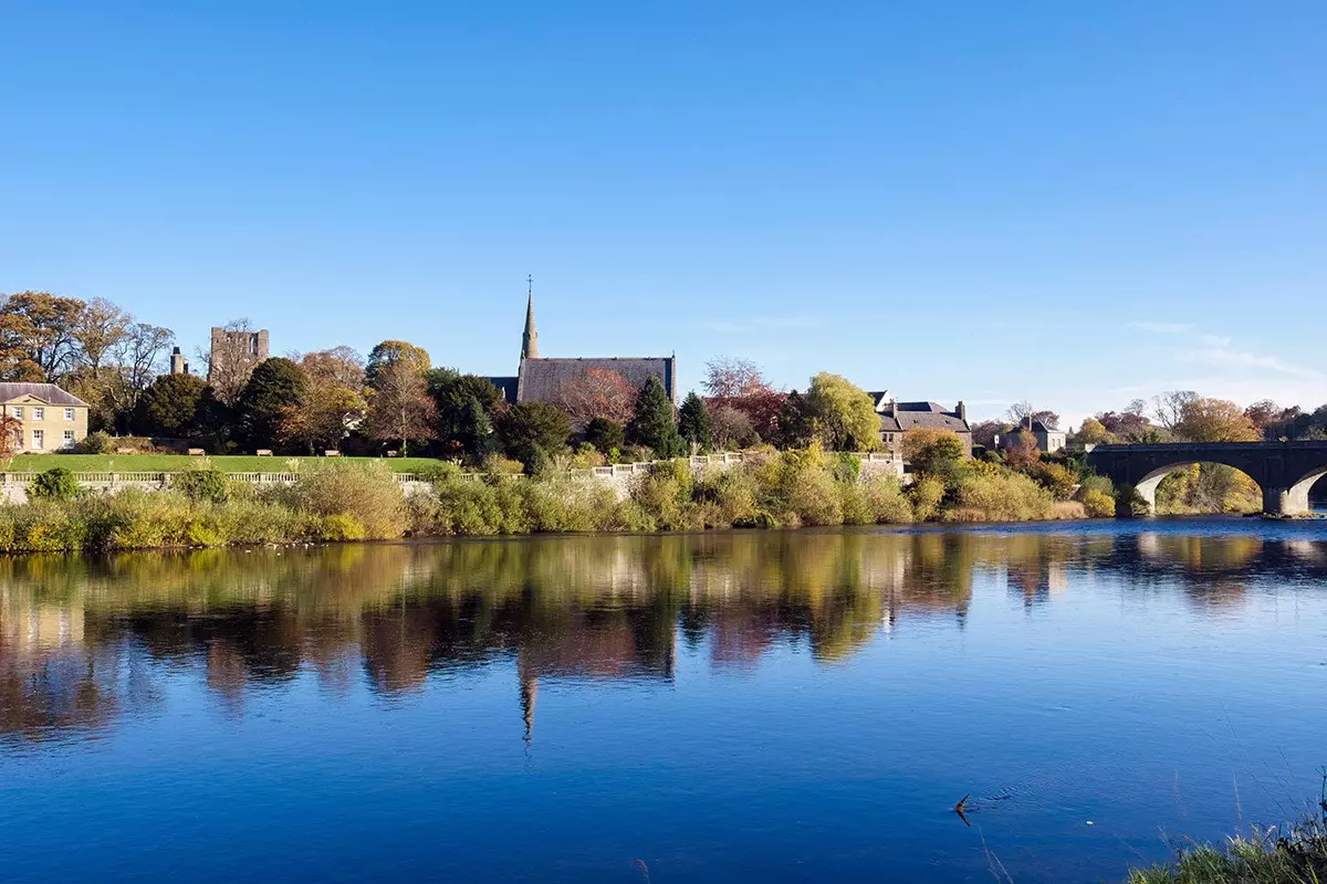 Kerk in Kelso aan de rand van de rivier de Tweed