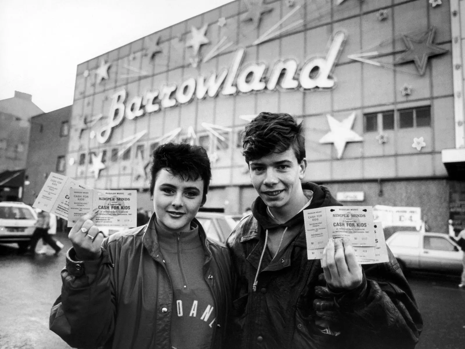 Dvaja fanúšikovia Simple Minds pred bránami Barrowlandu v roku 87