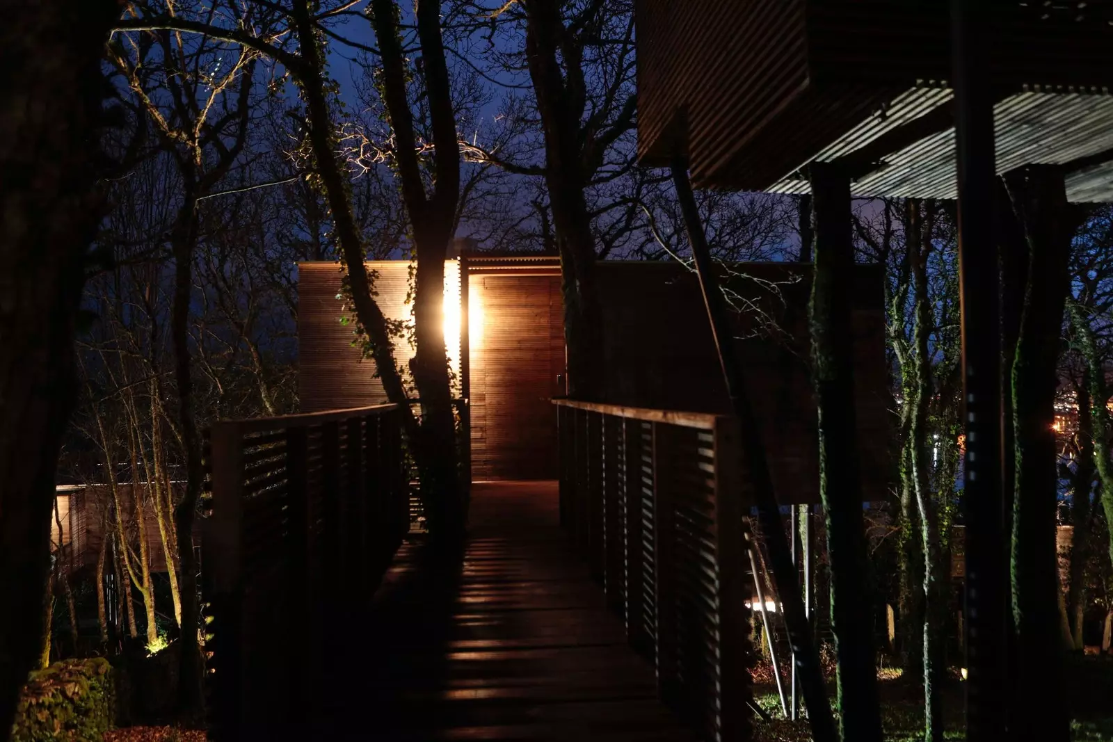 A entrada sinuosa das Outes Treehouses