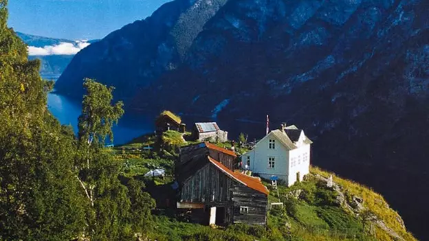 Bauerenhaff wou Dir nieft den norwegesche Fjorde kënnt erwächen