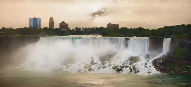 Nigara Falls espetacular e cafona em partes iguais