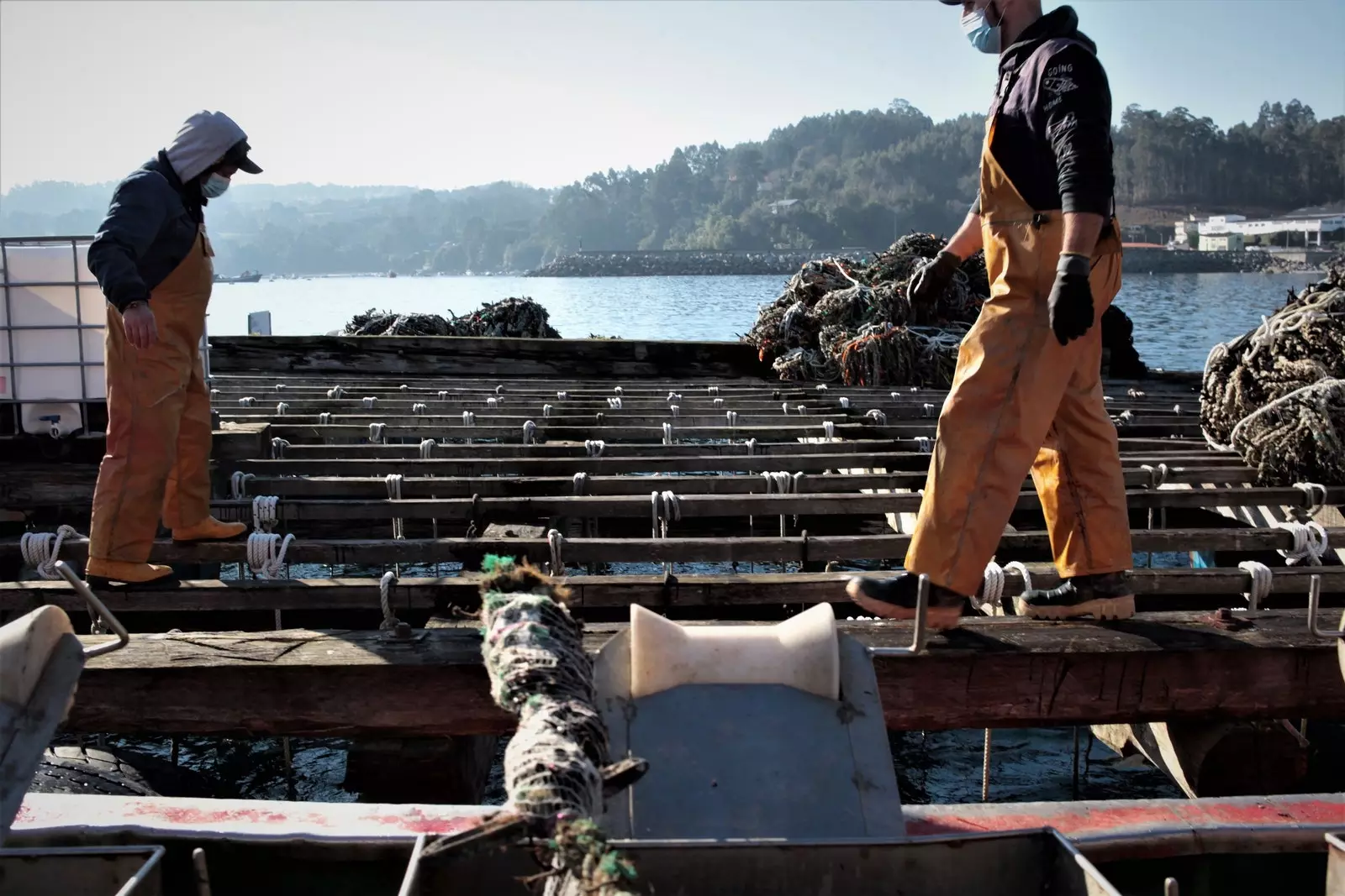 The work on the catwalks of the raft