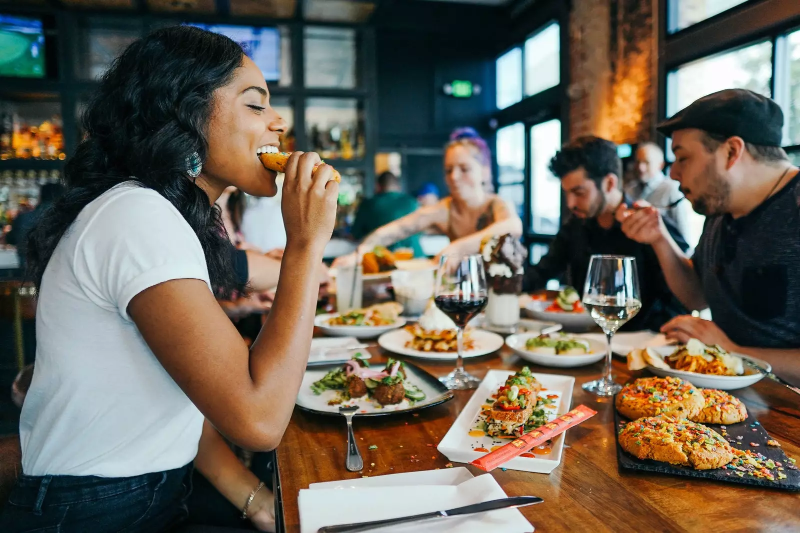 Kvinna som äter på en restaurang