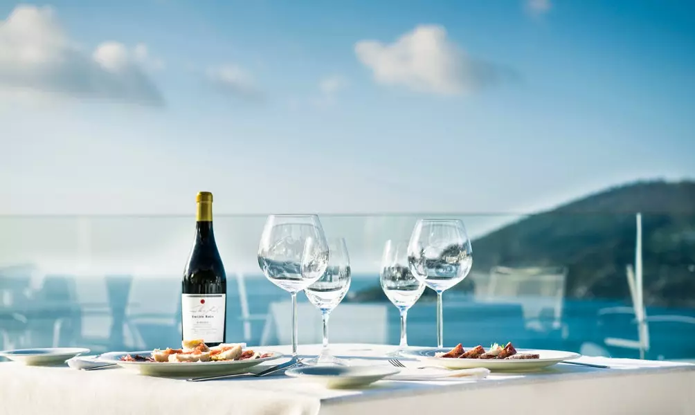 La tavola perfetta con vista sul mare e ricca di ottimi prodotti in Galizia Hotel Ego ristorante Nito