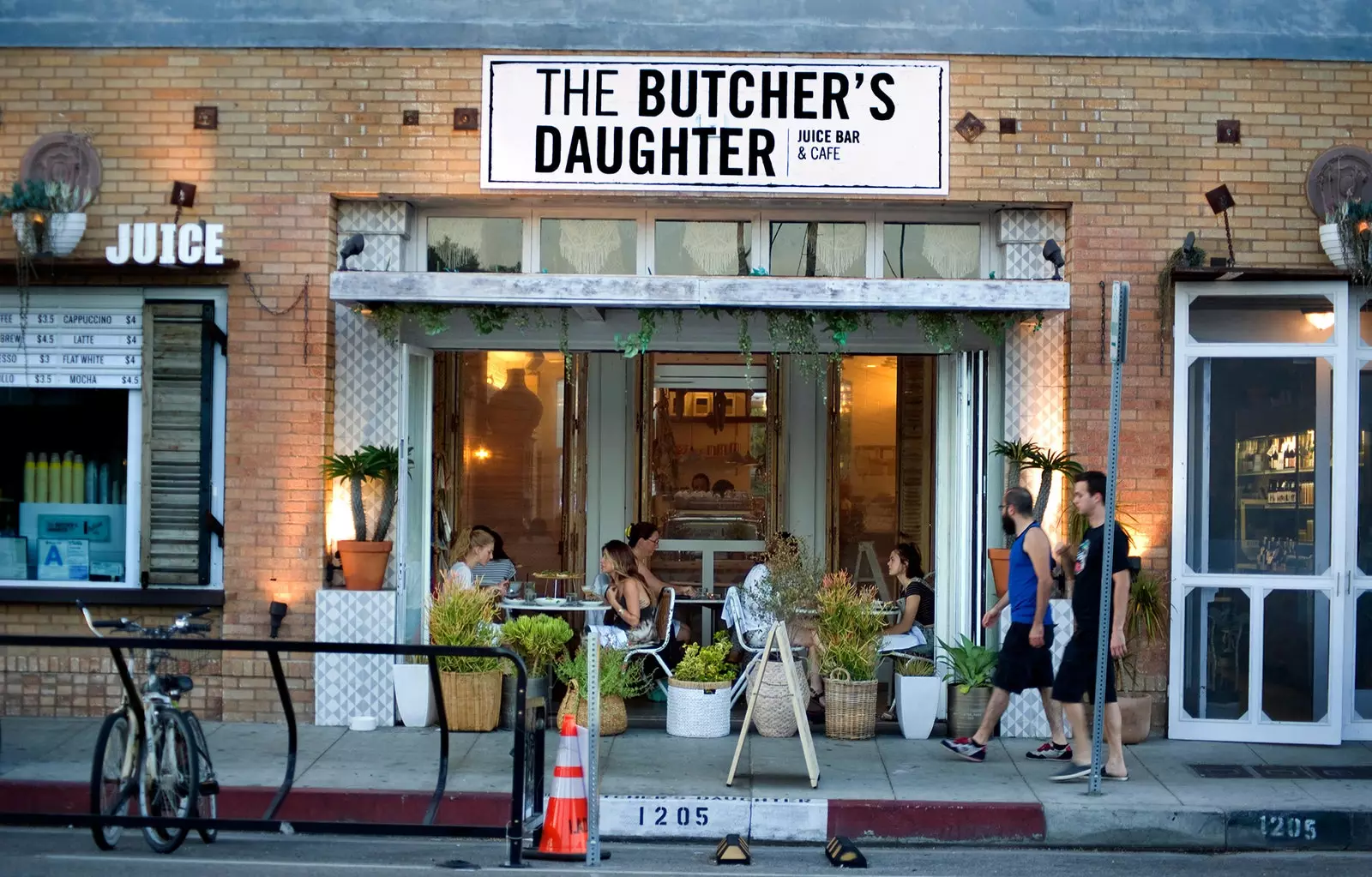 Abbot Kinney Boulevard voorbij typisch Venetië