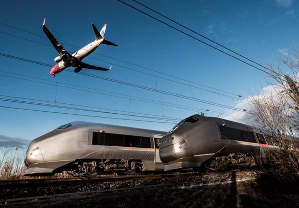 Flygplan på tågspåren innan landning