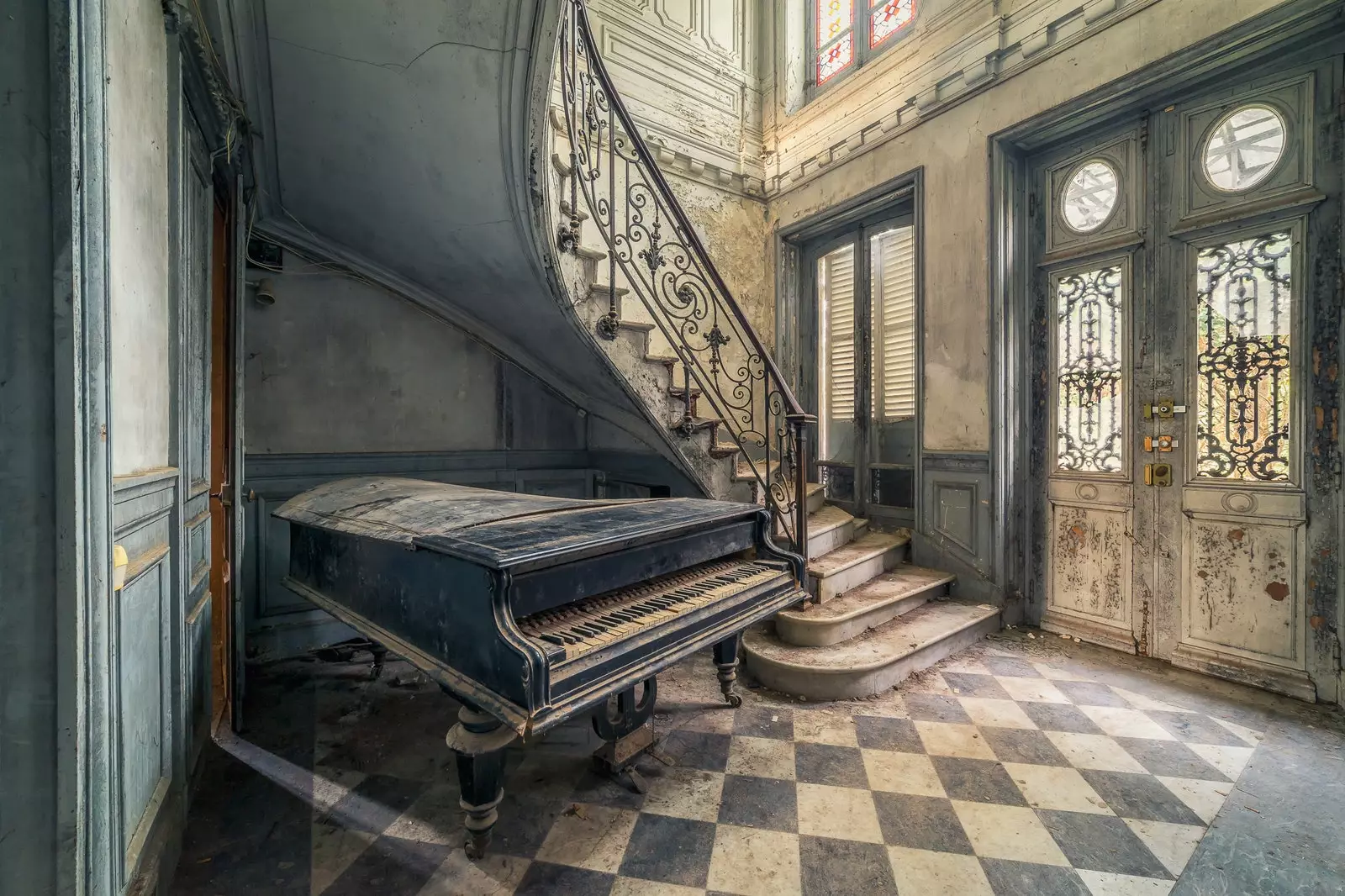 Piano dans une maison abandonnée photographiée par Michael Schwan