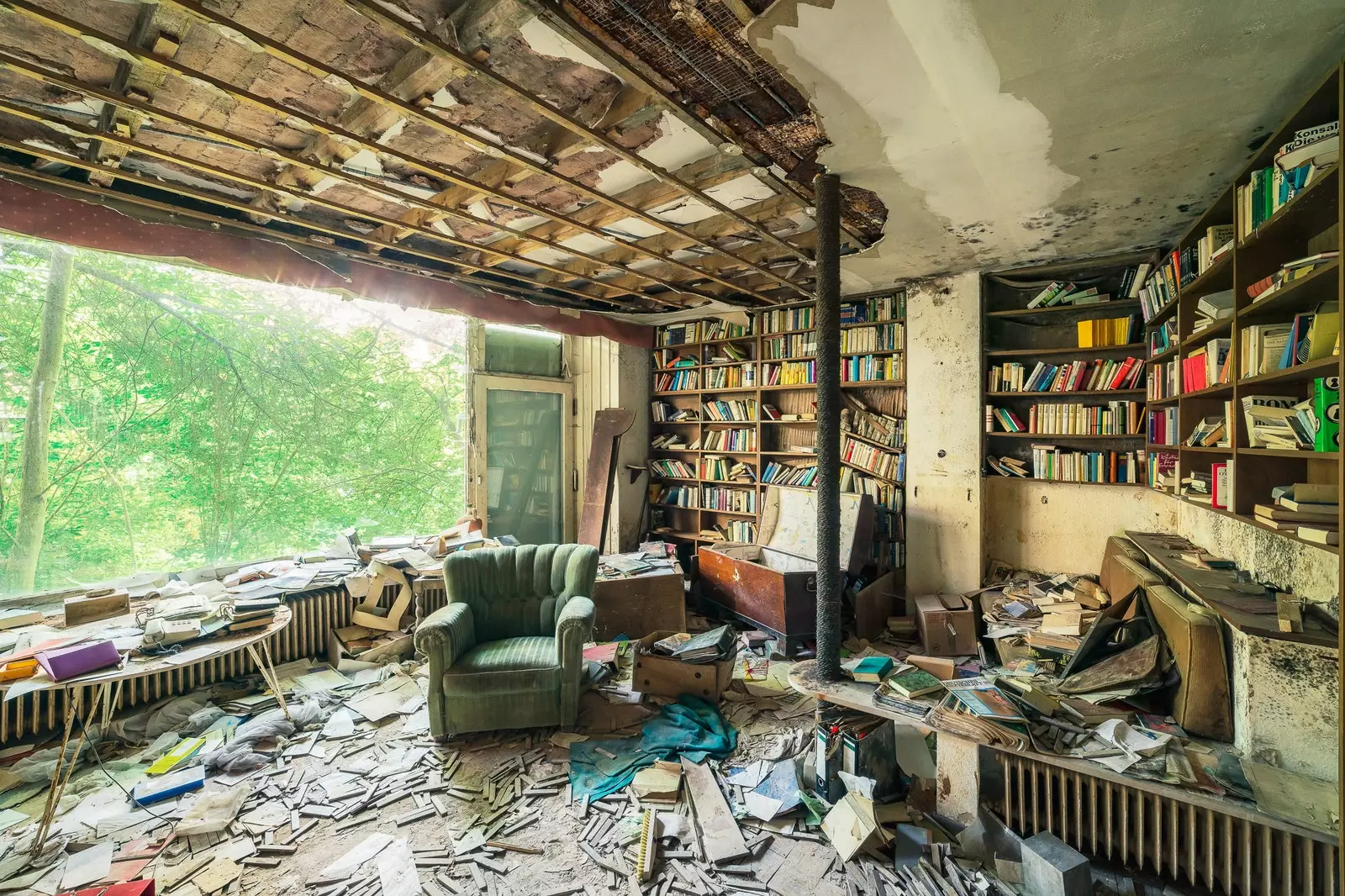 Biblioteca de uma casa abandonada fotografada por Michael Schwan