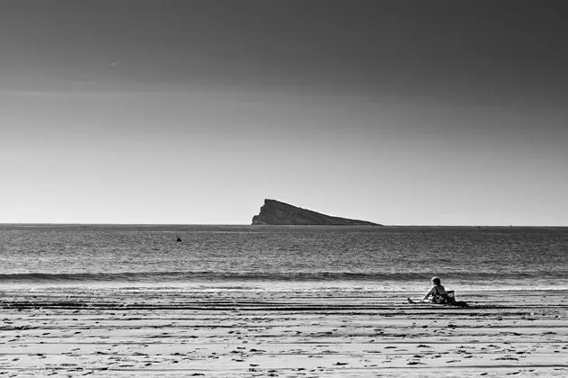 An uaigneas an bather sa chúlra