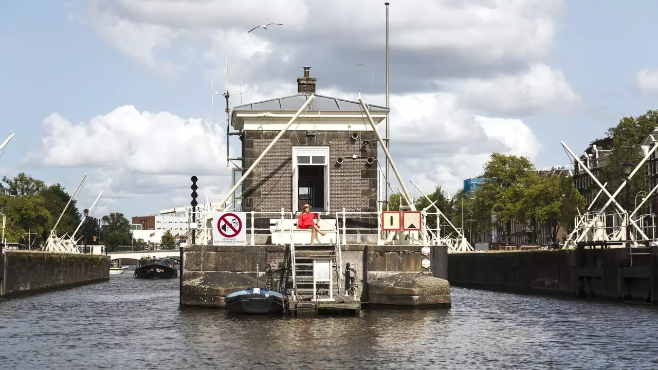 Durma em uma casa de ponte em Amsterdã