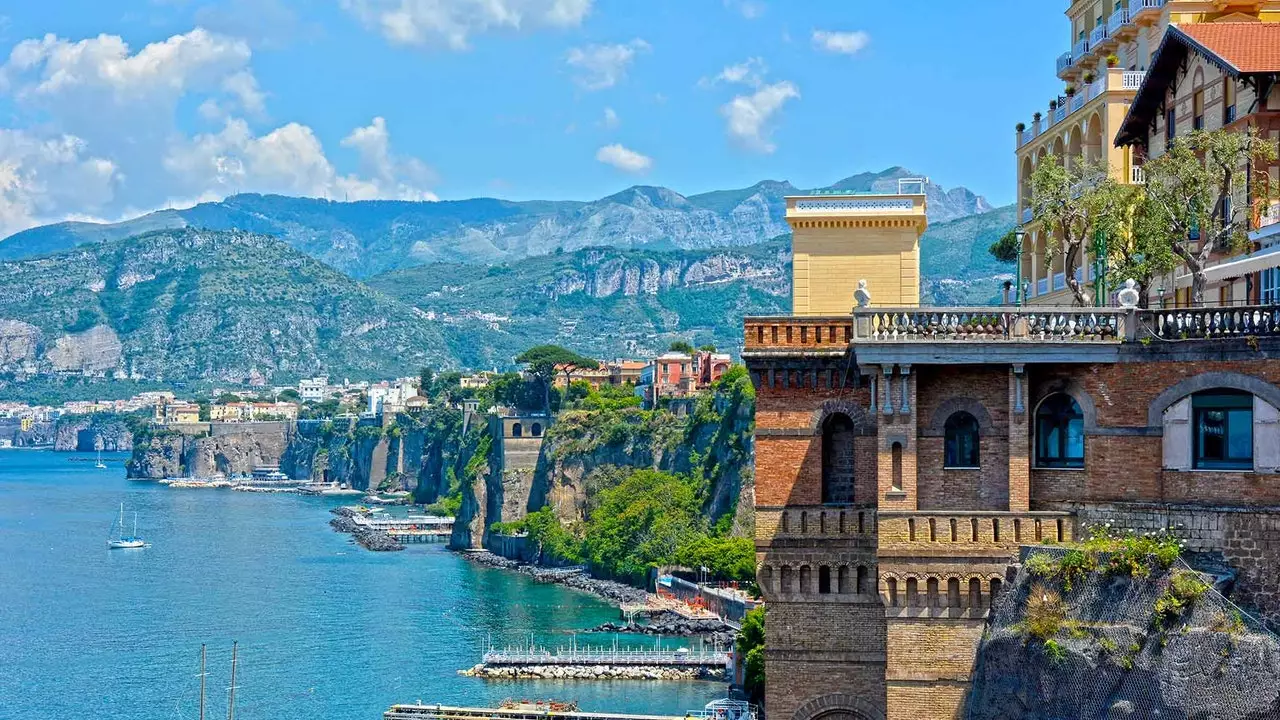 Sorrento, limoncellodan kənarda