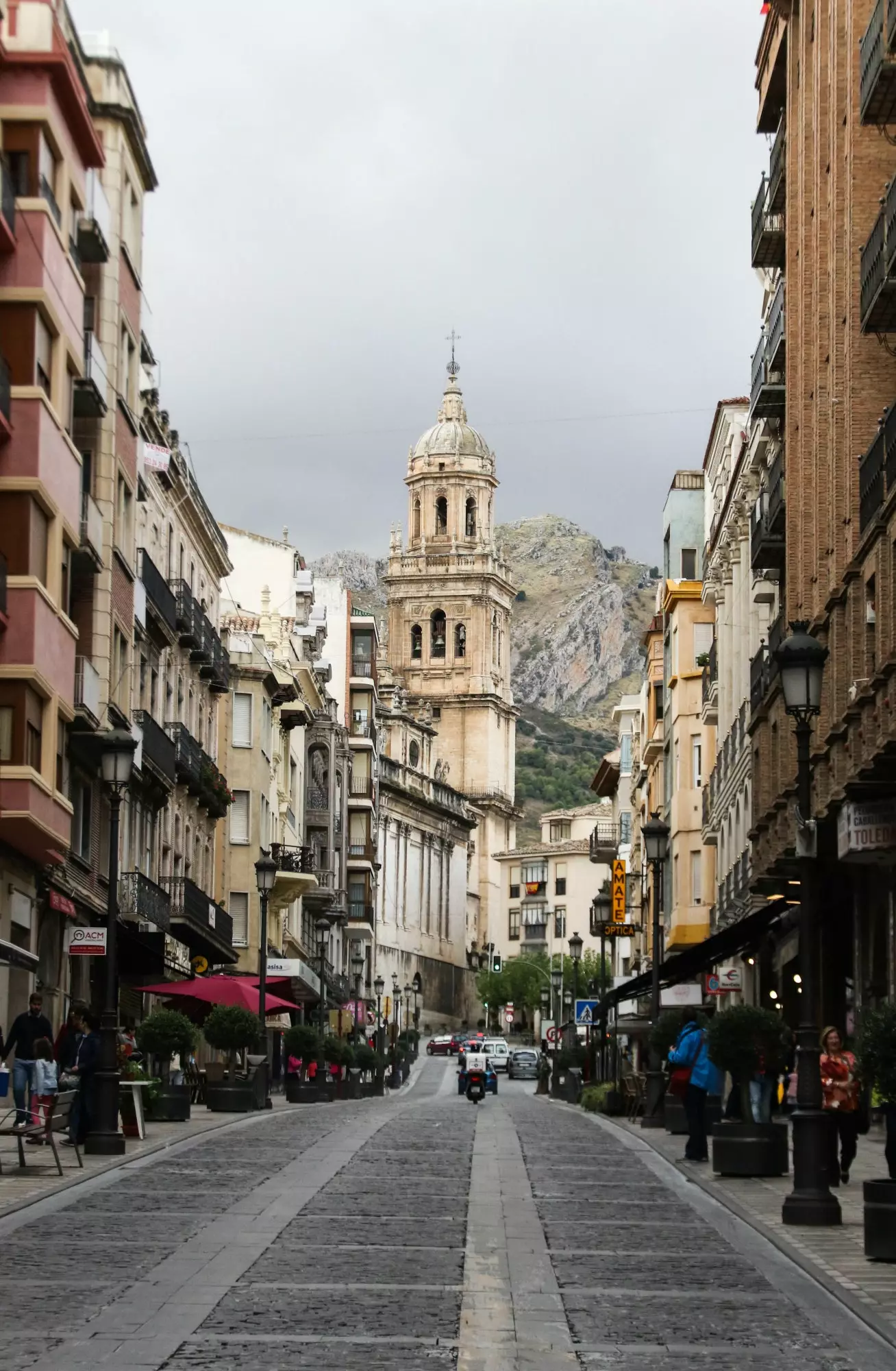 La rue Bernab Soriano, connue sous le nom de 'La Carrera', atteint l'arrière de la cathédrale.