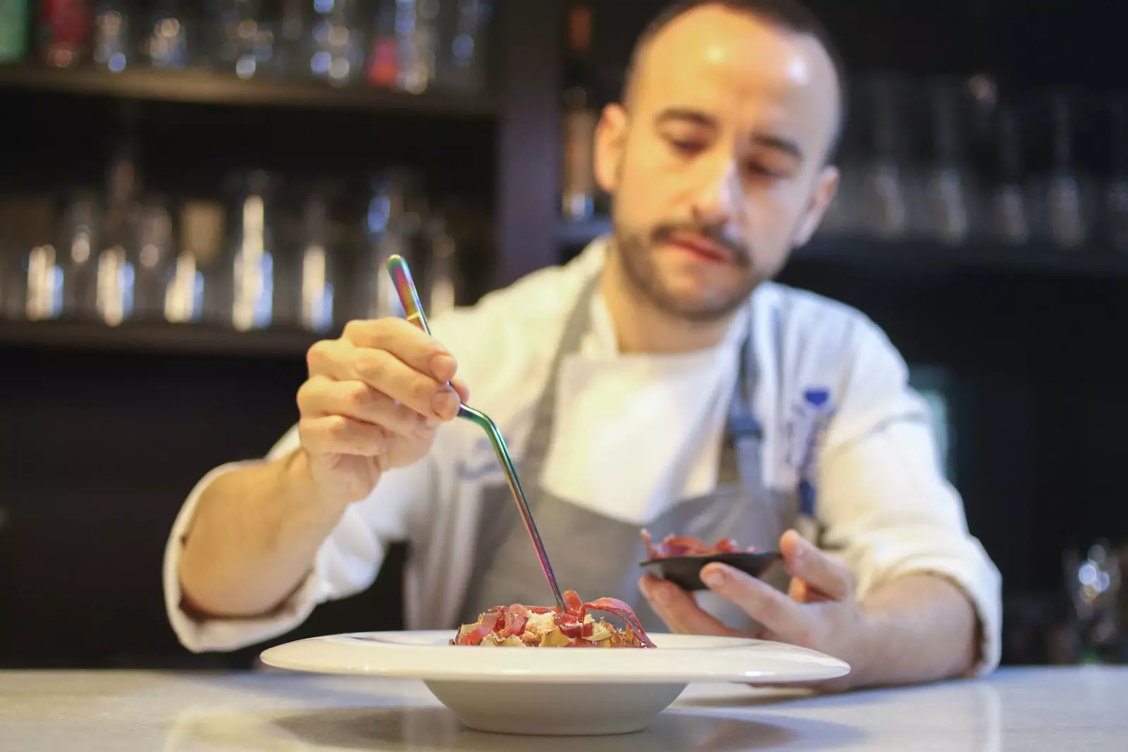 Fran Cuadros emplatant unes Carxofes confitades amb ajoblanco cecina i foie.