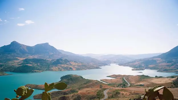 Купание в глубине Андалусии: пресная вода и оливковые деревья