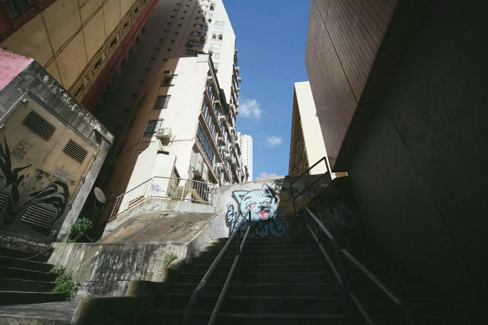 Sie würden sich nie vorstellen, dass dieses Hotel unter einer Treppe liegt.