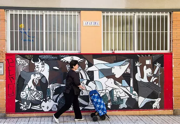 Bu digər Guernika xanımları Lagunillasdakı bazara müşayiət edir