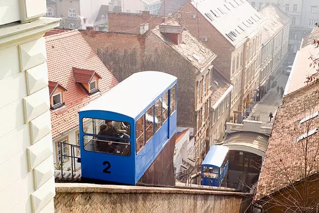 O funicular que liga a parte superior com a parte inferior