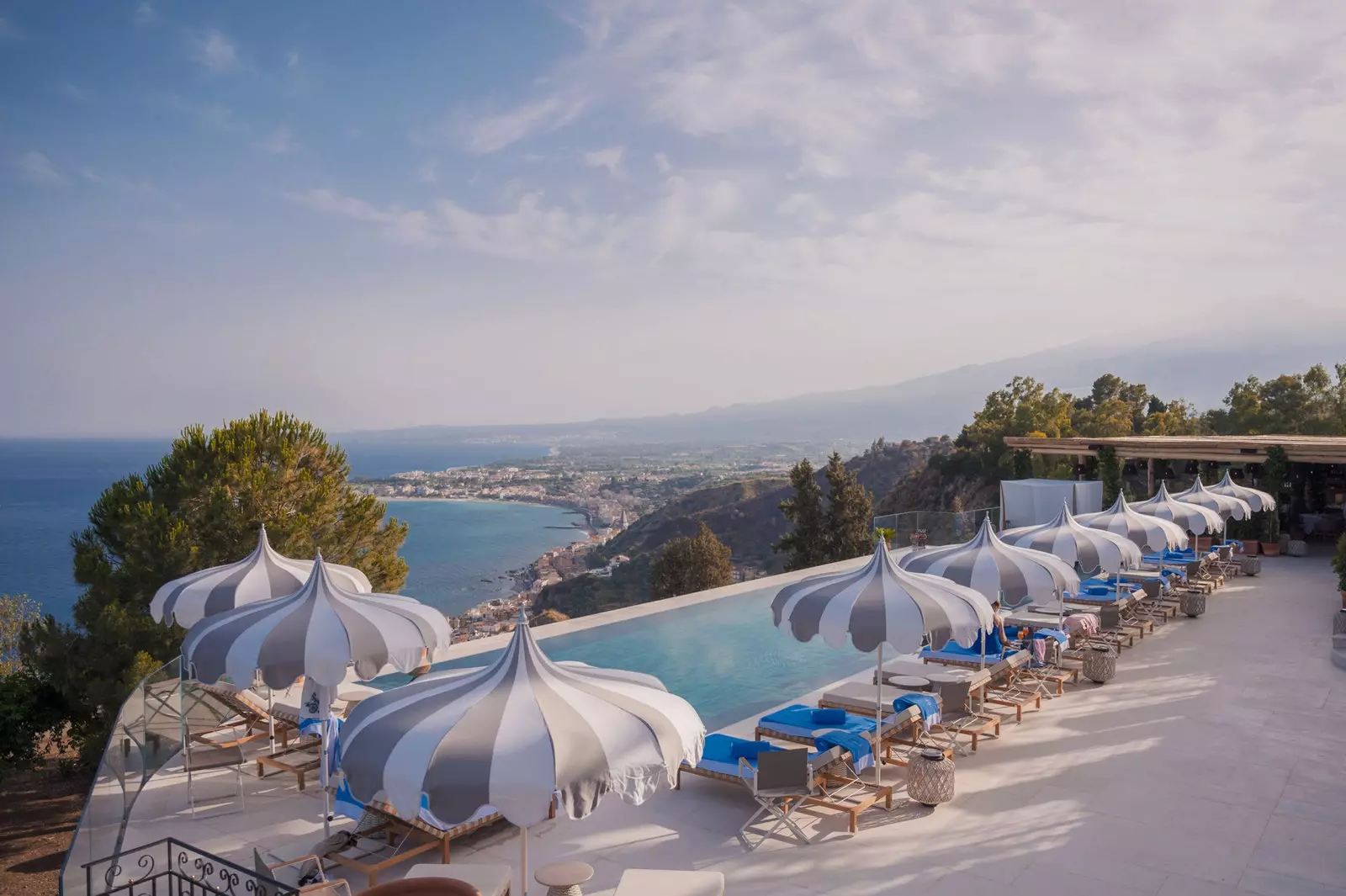 Piscina cu vedere la Palatul San Domenico Taormina A Four Seasons Hotel