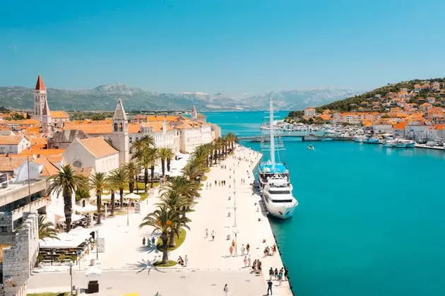 Trogir oder Kleeder hänken tëscht venetianesche Palaisen