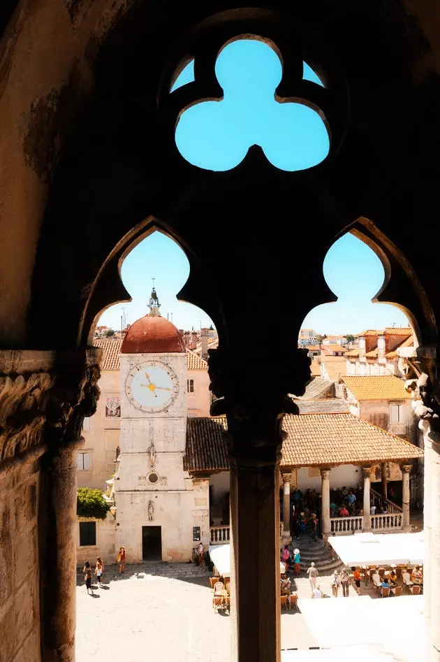 Het uitzicht vanaf de klokkentoren van Trogir