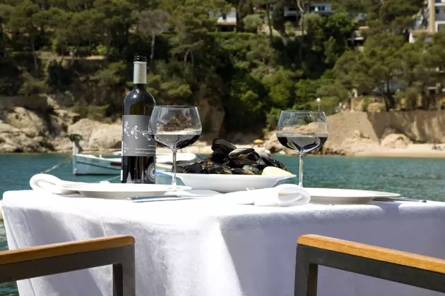 Una paella davanti alla spiaggia di Tamariu