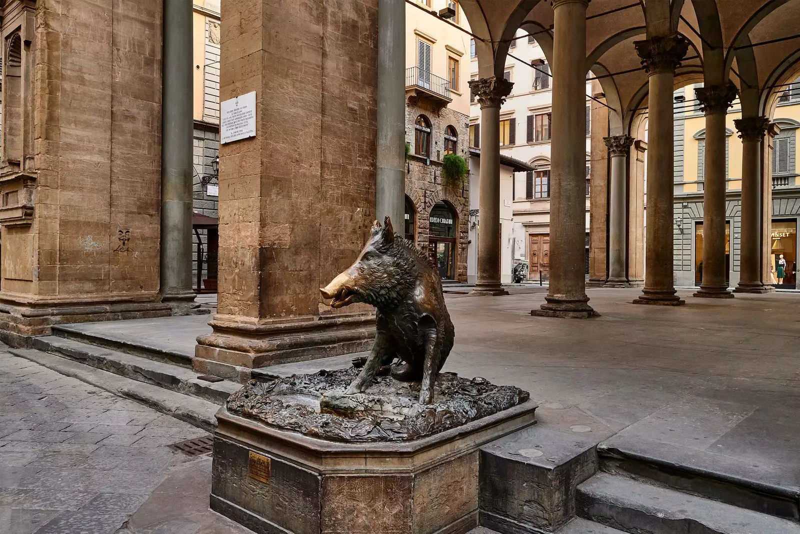 Il-ħanżir tal-bronż magħruf bħala 'il porcellino fil-Pjazza tas-Suq il-Ġdid ta' Firenze.