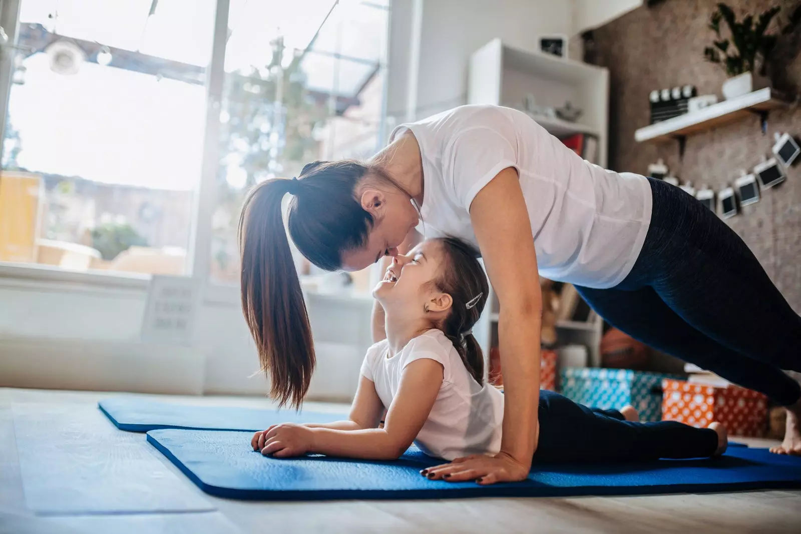 ibu dan anak perempuan melakukan yoga