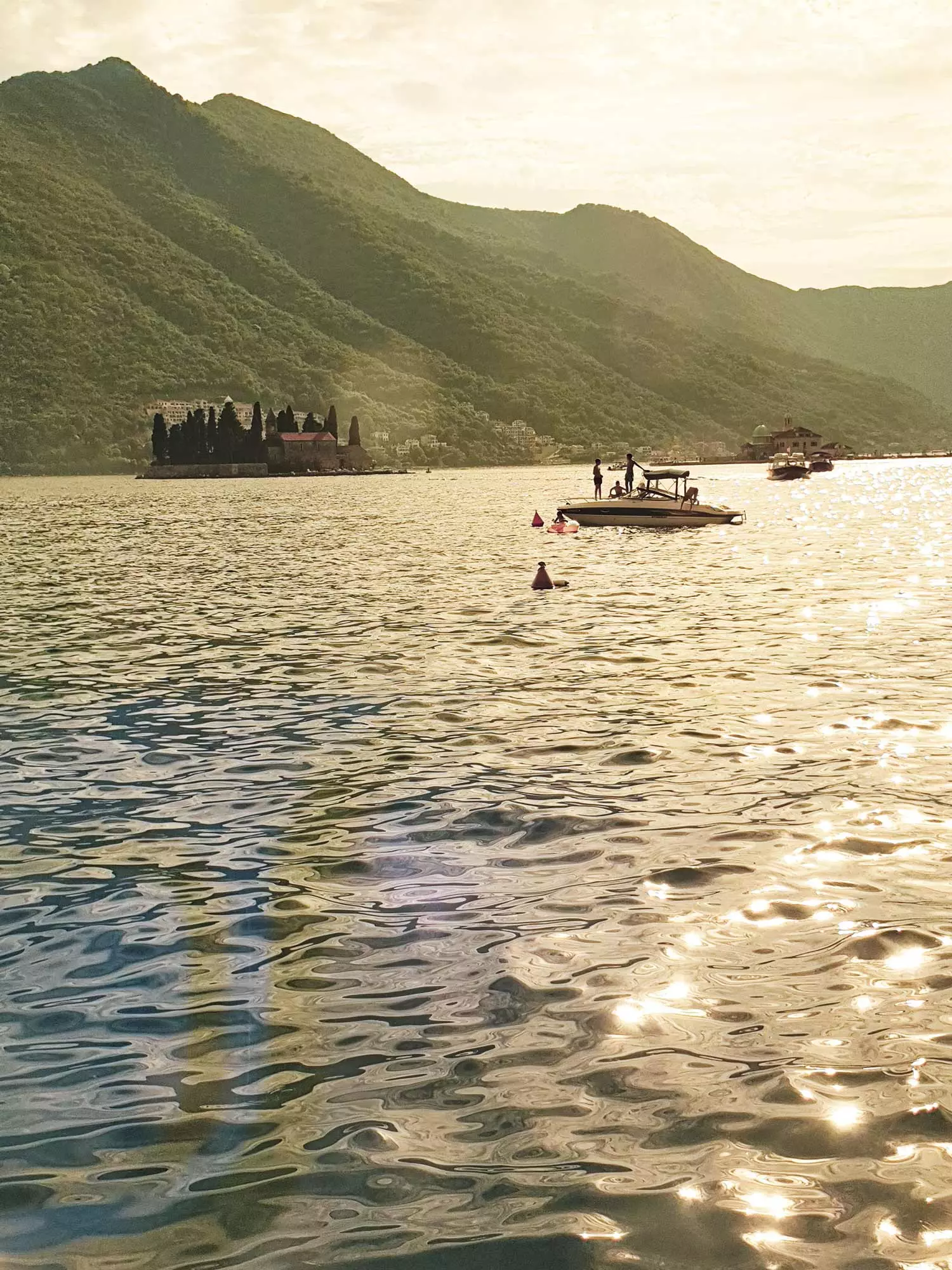 Radharc lánléargais ar Bhá Kotor agus oileán Gospa od Škrpjela ó Perast.