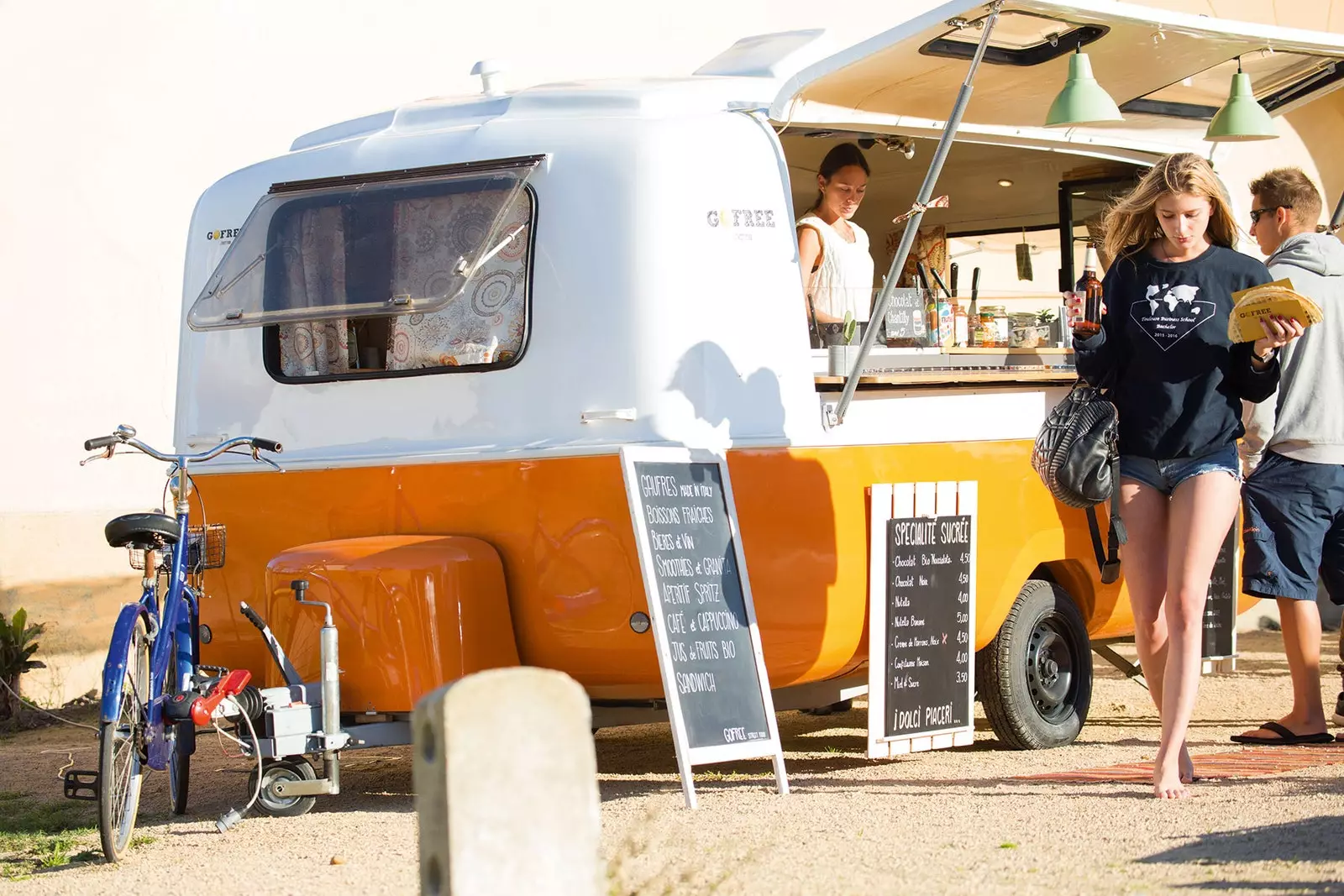 Foodtruck am Strandtreffpunkt für Surfer