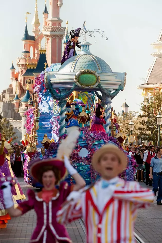 Parade တွင် Disney Magic Parade