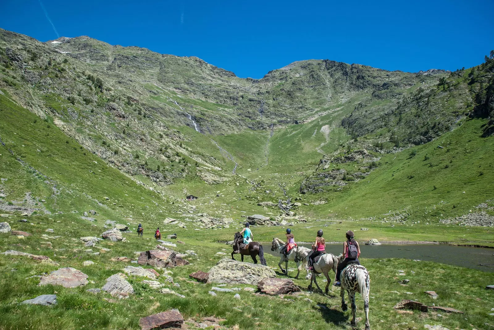 Andora galima mėgautis kaip tik nori pėsčiomis, arkliu, dviračiu...