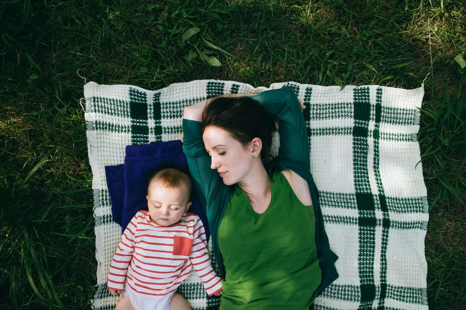 ibu tidur dengan bayi